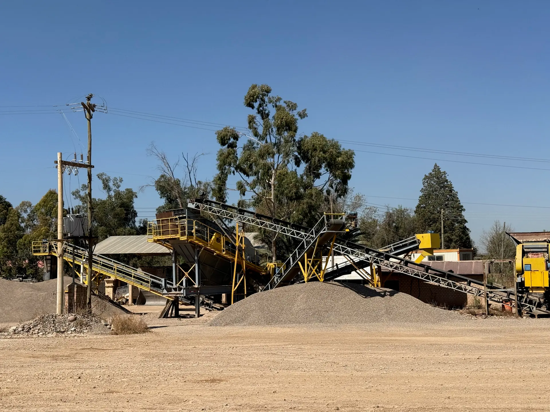 Circuito de trituración de AGREMAQ produciendo material para obras municipales