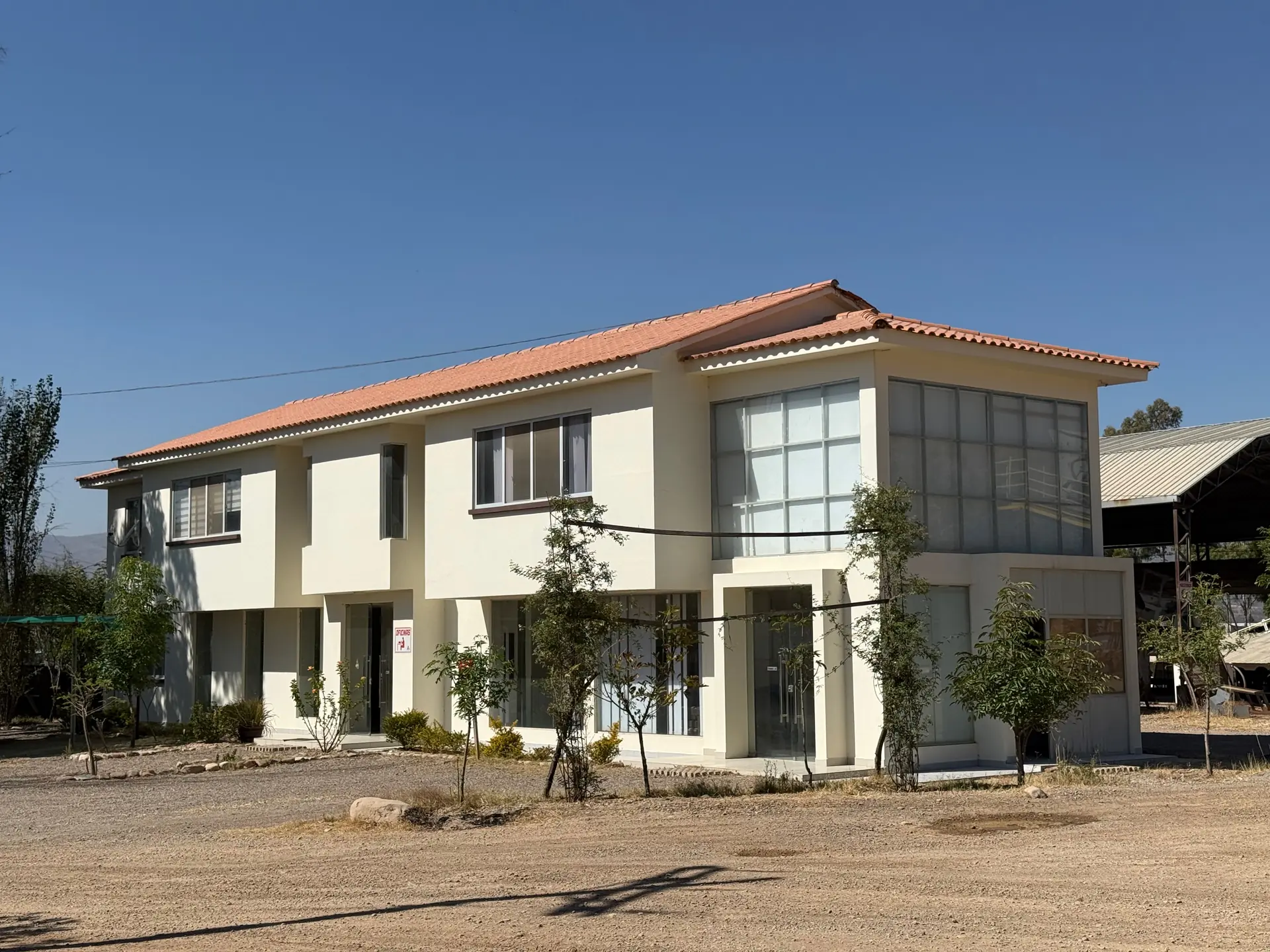 Oficinas de AGREMAQ junto a la planta de producción